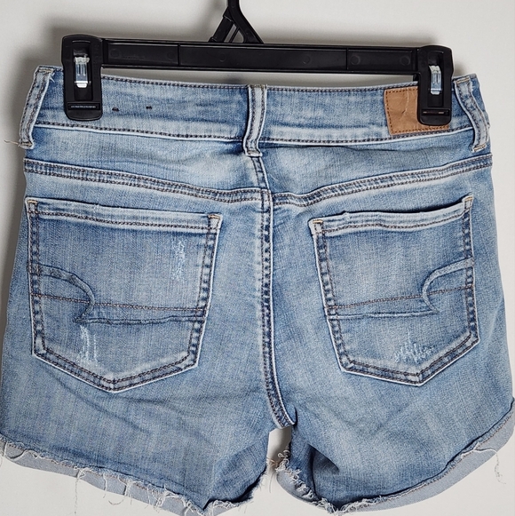 American Eagle Midi Jean Short Sz 2 Light Wash Blue Distressed Super Stretch - Picture 4 of 7